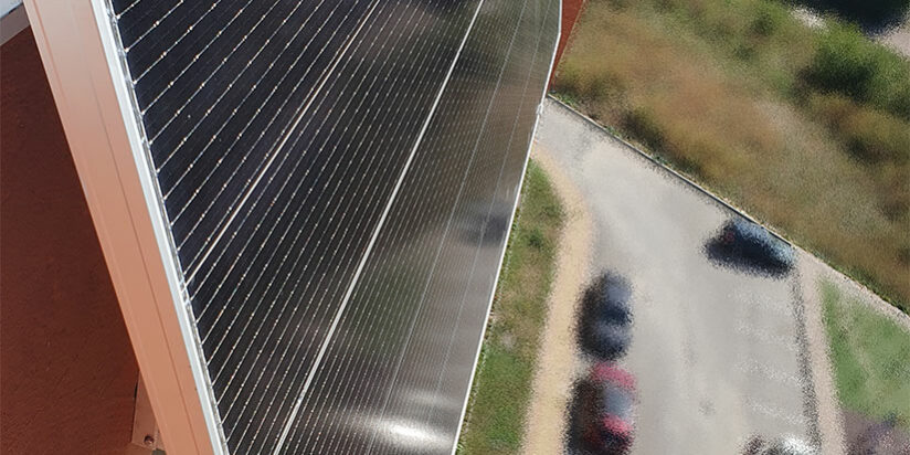 встановлення сонячної панелі на балконі